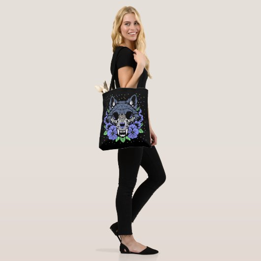 Februari's Violet & Wolf Schedel Tote Bag (Op model)