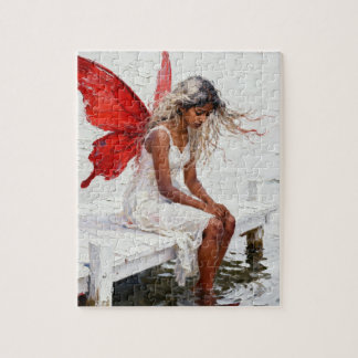 Fee zittend op een steiger met haar voeten in het legpuzzel