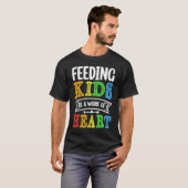 Feeding Kids is a Work of Heart Cafeteria School L T-shirt (Voorkant volledig)