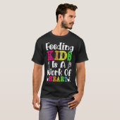 Feeding Kids is a Work of Heart Cafeteria School L T-shirt (Voorkant volledig)