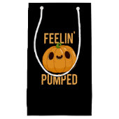 Feelin Pumped Funny Pumpkin Pun Dark BG Klein Cadeauzakje (Voorkant)