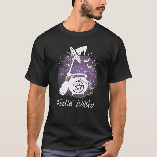 Feelin witchy graphic witchcraft cauldron broom sp t-shirt (Voorkant)