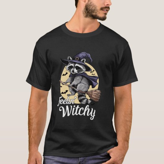 Feelin Witchy Schattige Wasbeer Halloween Witch Sp T-shirt (Voorkant)