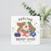 Feeling Berry Good: Cute Dog with Berries Feestdagenkaart (Staand voorkant)