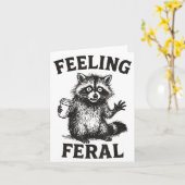 Feeling Feral Raccoon Drink Coffee Funny Trash Pan Kaart (Gele Bloem)