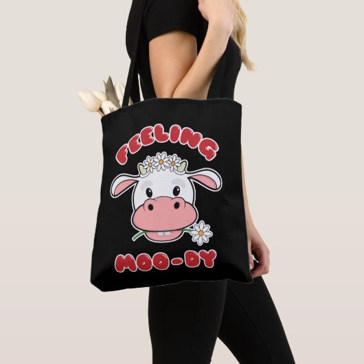 Feeling Moo-dy | Cute Cartoon Koe Quote Canvas tas (Dichtbij)