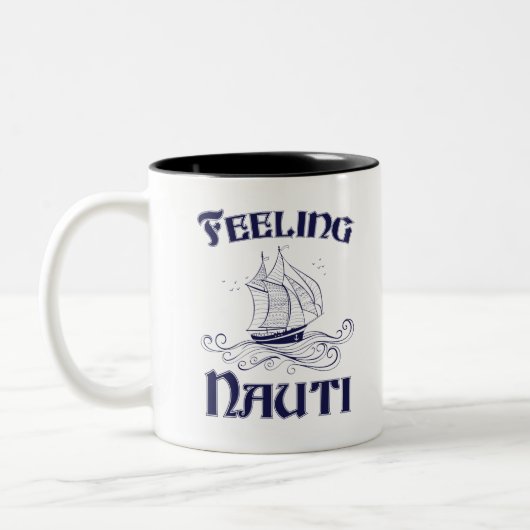 Feeling Nauti Funny Sailboat Owner Sailboot Lover Tweekleurige Koffiemok (Links)