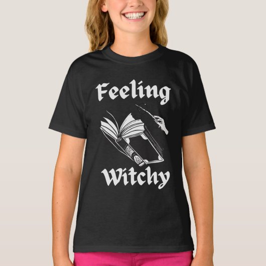 Feeling Witchy Spell boek grappige Halloween heks T-shirt (Voorkant)