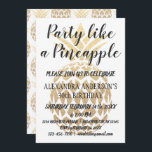 Feest als een ananas 30e verjaardag uitnodiging<br><div class="desc">Feest als een ananas tropische bestemming 30e verjaardag uitnodiging. Dit is een perfecte dertigste verjaardag uitnodiging voor een ananas thema verjaardagsfeestje. De ananas is faux gouden folie en witte achtergrond met handgeschreven tekst script gelaagd op de top. De tekst kan worden aangepast met uw informatie. Neem contact op met de...</div>