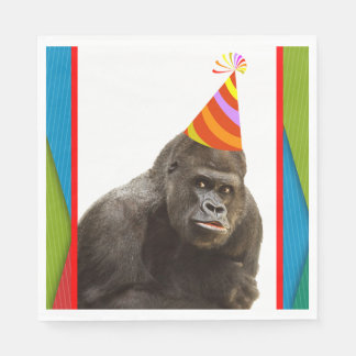 Feest als een dierengorilla met de verjaardag van servet