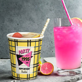 Feest alsof het de jaren 90 geel geruite verjaarda papieren bekers