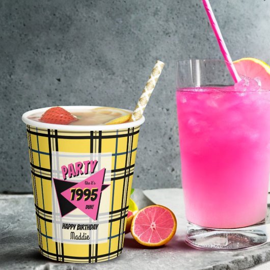 Feest alsof het de jaren 90 geel geruite verjaarda papieren bekers