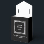 Feest Favoriet Doos Bedankdoosjes<br><div class="desc">Deze feest favoriet doos is getoond in een elegante zwart en wit kleur met een diamant glans accent in het midden.
Pas dit item aan en wijzig de voorbeeldtekst in uw tekst met dit sjabloon.
Tip: Voeg gewoon uw lekkernijen toe en voeg een feestelijk lint toe.</div>