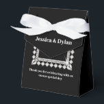 Feest Favorietendoos Bedankdoosjes<br><div class="desc">Deze feestgunstendoos is weergegeven in een elegante zwart-wit kleur met een diamantglansaccent in het midden vooraan.
Pas dit item aan en wijzig de voorbeeldtekst in uw eigen tekst met deze sjabloon.
Tip: Voeg gewoon uw lekkere traktaties toe en voeg wat feestelijke linten toe.</div>