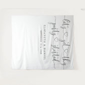 Feest is begonnen Hart Script Huwelijksfoto Achter Wandkleed (Voorkant (horizontaal))