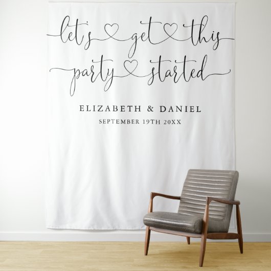 Feest is begonnen Hart Script Huwelijksfoto Achter Wandkleed (In situ)