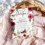 Feest met papavers: de verjaardag van het kleine m kaart<br><div class="desc">Stap in een wereld van grilligheid en verrukking met deze Let's Par-tea! Afternoon Tea Party. Perfect voor de verjaardag van dat speciale kleine meisje, deze uitnodiging is versierd met speelse rode waterverf papaver bloemen te midden van een theeservies. Uw feestuitnodigingen zullen opvallen in een zee van alledaagse met onze charmante...</div>