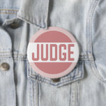 Feest met roze rechter ronde button 4,0 cm<br><div class="desc">Gemakkelijk om knoopbadge voor rechters te lezen. Roze en witte vormgeving is perfect voor schoonheidspageantia,  bloemenbakken,  koekjes en andere evenementen waarbij rechters betrokken zijn.</div>