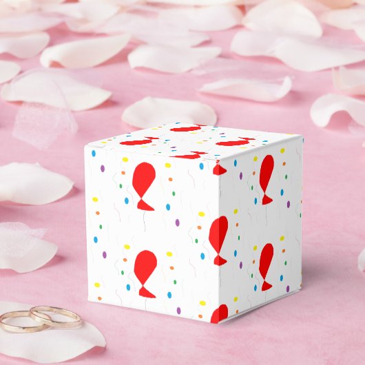 Feest rode ballonnen en confetti op wit bedankdoosjes (Huwelijk)