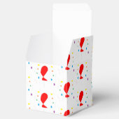 Feest rode ballonnen en confetti op wit bedankdoosjes (Geopend)