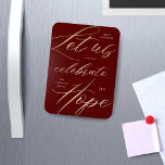 feest van de feestdag met het 'hope gold script' magneet<br><div class="desc">Elegant faux Gold foil script "Laten we de hoop vieren" om een klein duwtje te geven in dit jaar dat je probeert en dingen te vieren die in de toekomst liggen. Kies tussen twee achtergronden wit en Bourgogne die gouden manuscript goed en onder vele punten in dit collectie aanvullen. Bekijk...</div>