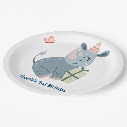 feestbeest, gelukkige neushoorn met cadeau papieren bordje (Gekanteld)