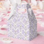 Feestbehandelingdoos Bedankdoosjes<br><div class="desc">Het feestgunstendoosje is te zien in een elegante lavendel en witte damastprint. Pas dit item aan en voeg er iets aan toe of koop het zoals getoond. Tip: Voeg een sticker toe met namen en voeg wat mooi lint toe. Afbeelding met licentie Tip: Voeg gewoon je lekkere traktaties toe en...</div>