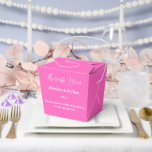 Feestbehandelingsdoos Bedankdoosjes<br><div class="desc">Het feestgunstendoosje is weergegeven in een vrolijke, hete roze kleur.
Pas dit item aan en wijzig de voorbeeldtekst in die van u.
Tip: Voeg gewoon uw lekkere traktaties toe en voeg wat vrolijke linten toe.</div>