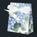 Feestbehandelingsdoos Bedankdoosjes<br><div class="desc">Het feestgunstendoosje is te zien in een mooie elegante blauwe hydrangea bloem waterverfprint. Pas dit item aan en voeg eraan toe of koop het zoals getoond. Tip: Voeg een sticker toe met namen en voeg wat mooie lint toe. Gelicentieerd beeld Tip: Voeg gewoon uw lekkere traktaties toe en voeg wat...</div>
