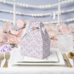 Feestbehandelingsdoos Bedankdoosjes<br><div class="desc">Het feestgunstendoosje is weergegeven in een elegante lavendel en witte damastafdruk. Pas dit item aan en voeg eraan toe of koop het zoals getoond. Tip: Voeg een sticker toe met namen en voeg wat mooie lint toe. Gelicenseerde afbeelding Tip: Voeg gewoon uw geweldige traktaties toe en voeg wat feestelijk lint...</div>