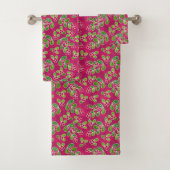 Feestelijk Cranberry Fruit Pattern, Fuchsia Bad Handdoek (Insitu)