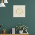 Feestelijk gebladerte Art Deco Lijst Monogram Vaka Poster<br><div class="desc">Classic Family Monogram Ivoor Wit en Goud Art Deco Feestelijk gebladerte Lijst met decoratieve bloemen, elegant en stijlvol vakantieontwerp. De basisachtergrond kan worden gewijzigd in elke kleur van uw keuze. Alle tekst is bewerkbaar. Ontworpen / origineel kunstwerk van fat * fa * tin. Eenvoudig te personaliseren met uw eigen tekstbericht,...</div>