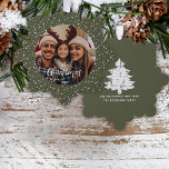 Feestelijk Groen Wit Sneeuw Vrolijk Kerstfeest Fot Ornament Kaart<br><div class="desc">Je favoriete familiefoto tegen een feestelijk groen met een wit sneeuwachtergrondpatroon. Vrolijk kerstfeest in een modern kalligrafie script gewoon de touch voor een uniek cadeau en aandenken voor al uw beste wensen tijdens deze vakantie seizoen.</div>
