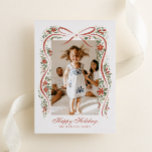 Feestelijk kerstlint met poinsettias folie feestdagenkaart<br><div class="desc">Stuur je familie en vrienden een familie-update en een boodschap van vakantie-juichen met deze kerstkaart met één foto met een trendy, met de hand getekende afbeelding van een roestrood lint geaccentueerd met feestelijke takjes rode poinsettia-stippen, groen en metallic bessen met echte gouden folie. Traditionele lettertypen houden het design gevoel high-end...</div>