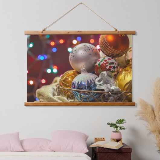 Feestelijk kerstversiering in mandje hangend wandkleed (Slaapkamer)