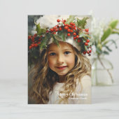 Feestelijk  meisje met holly berry glimlachen feestdagenkaart (Staand voorkant)