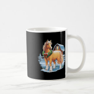 Feestelijk paard met krans in besneeuwde achtertui koffiemok