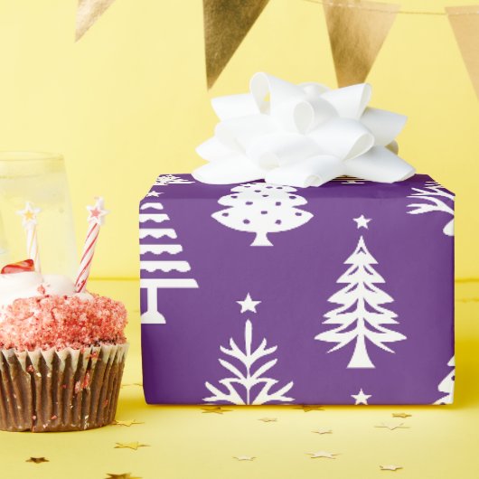 Feestelijk paars en wit kerstboompatroon cadeaupapier (Verjaardagsfeest)