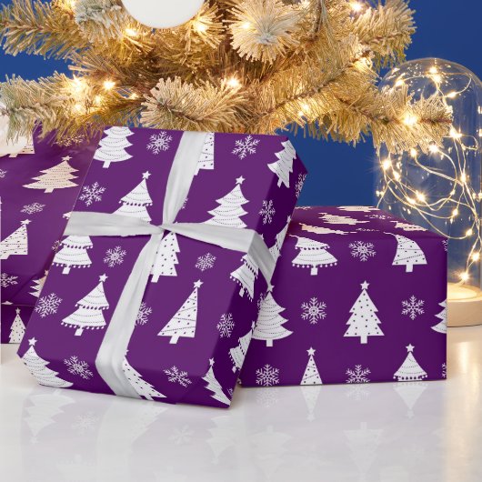 Feestelijk paars & wit kerstboompatroon cadeaupapier (Feestdagen)