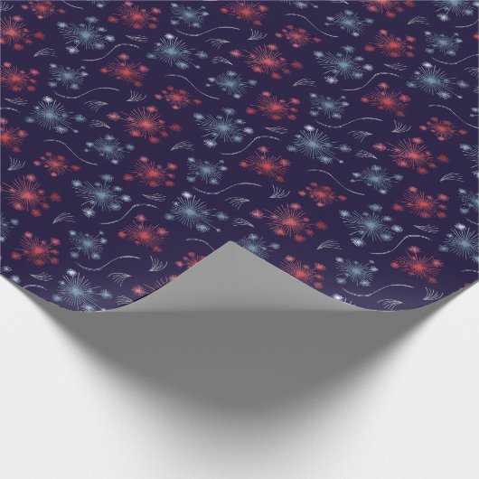 Feestelijk rood, blauw en zilver vuurwerk ontwerp cadeaupapier (Hoek)