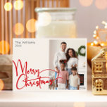 Feestelijk rood script Vrolijk Kerstfeest Een foto Feestdagenkaart<br><div class="desc">Vier het seizoen met dit feestelijke rode script Vrolijk kerstfeest een foto vakantie kaart met een vleugje elegante charme. Het chique ontwerp toont een eenvoudig rood-wit kleurenpalet, dat de gezellige sfeer van de winter oproept. De moderne en unieke aantrekkingskracht en rustieke bewoording creëer zorgt voor een perfecte balans tussen seizoensgebonden...</div>