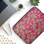 Feestelijk veenbessenbladerpatroon, Fuchsia Laptop Sleeve<br><div class="desc">Een levendig & vrolijk feestelijk uiterlijk patroon van digitaal getekende rode veenbessen op hun stengels met groene bladeren, geplaatst tegen een levendige fuchsia achtergrond. Elke veenbes en de bladeren zijn gekleurd in een aquarel textuur voor een ambachtelijke touch met een uitnodigende, huiselijke sfeer. Dit patroon heeft een levendige, feestelijke charme,...</div>