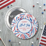 Feestelijk Vuurwerk Custom 4th van juli Feest Ronde Button 5,7 Cm<br><div class="desc">Super leuke 4 juli feestknop met kleurrijk vuurwerk en 3 regels aangepaste tekst. Het is zo gemakkelijk aan te passen!! Perfect voor een feestelijke 4 juli Onafhankelijkheidsdag feestgunst,  zomer BBQ,  corporate cookout,  familie reünie of politieke campagne knop. Bekijk hieronder alle overeenkomende objecten in ons collectie.</div>