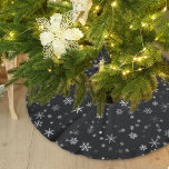 Feestelijk zwart-wit sneeuwvlokpatroon kerstboom rok<br><div class="desc">Feestelijke zwart-witte sneeuwvlok patroon boom rok. Mooie witte sneeuwvlokken in verschillende maten en vormen.</div>