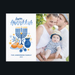Feestelijke Aquarel Menorah Gelukkig Hanukkah Foto Feestdagenkaart<br><div class="desc">Gelukkig Hanukkah! Stuur Hanukkah-wensen naar familie en vrienden met deze aanpasbare fotokaart. Het bevat aquarelillustraties van Hanukkah-symbolen zoals Hanukkiah of menorah,  sufganiyot,  olijven en dreidel. Personaliseer door namen en een foto toe te voegen.</div>