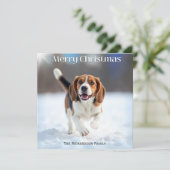 Feestelijke Beagle hond in de winter sneeuw Kerstm Feestdagenkaart (Staand voorkant)