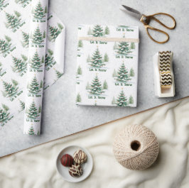 Feestelijke besneeuwde kerstboom laat het sneeuwen cadeaupapier