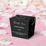 Feestelijke Cadeau Doos Bedankdoosjes<br><div class="desc">Deze feestelijke cadeau doos is te zien in een elegante zwarte kleur.
Pas dit item aan en vervang de voorbeeldtekst door uw eigen tekst.
Tip: Voeg uw traktaties toe en maak het af met een feestelijk lint.</div>