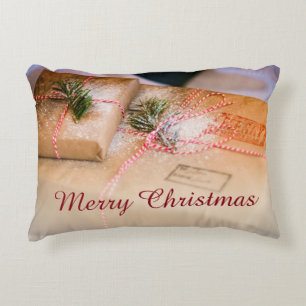 Feestelijke cadeaus als kerstmotief accent kussen