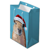 Feestelijke Capybara in Santa Hat Medium Cadeauzakje (Voorkant Gekanteld)